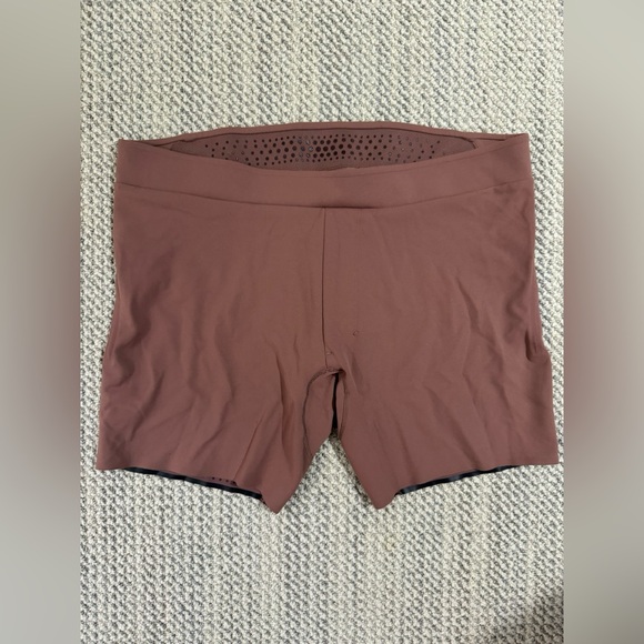 Lululemon Everlux Yoga Short - Picture 1 of 2